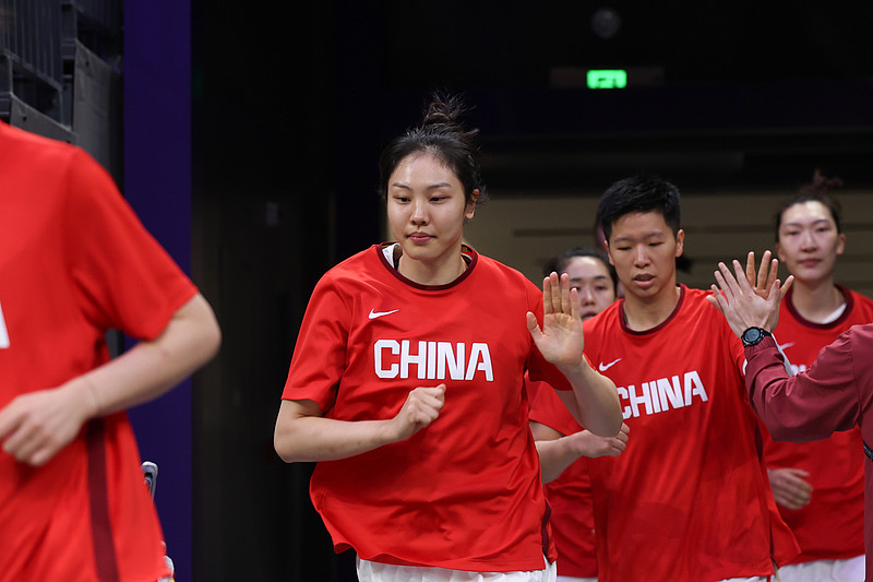中国女篮队长陈玉婕是00后 之前刷到女篮新一期集训名单，第一眼就被陈玉婕的名字戳中，翻资料才发现她居然是2000年出生的，现在就已经接过国家队队长的袖标了。
去年WCBA联赛她场均能拿到14.2分5.8助攻，三分命中率稳在39%，之前对阵日本女篮的热身赛最后30秒，就是她顶着两人防守投进准绝杀，直接