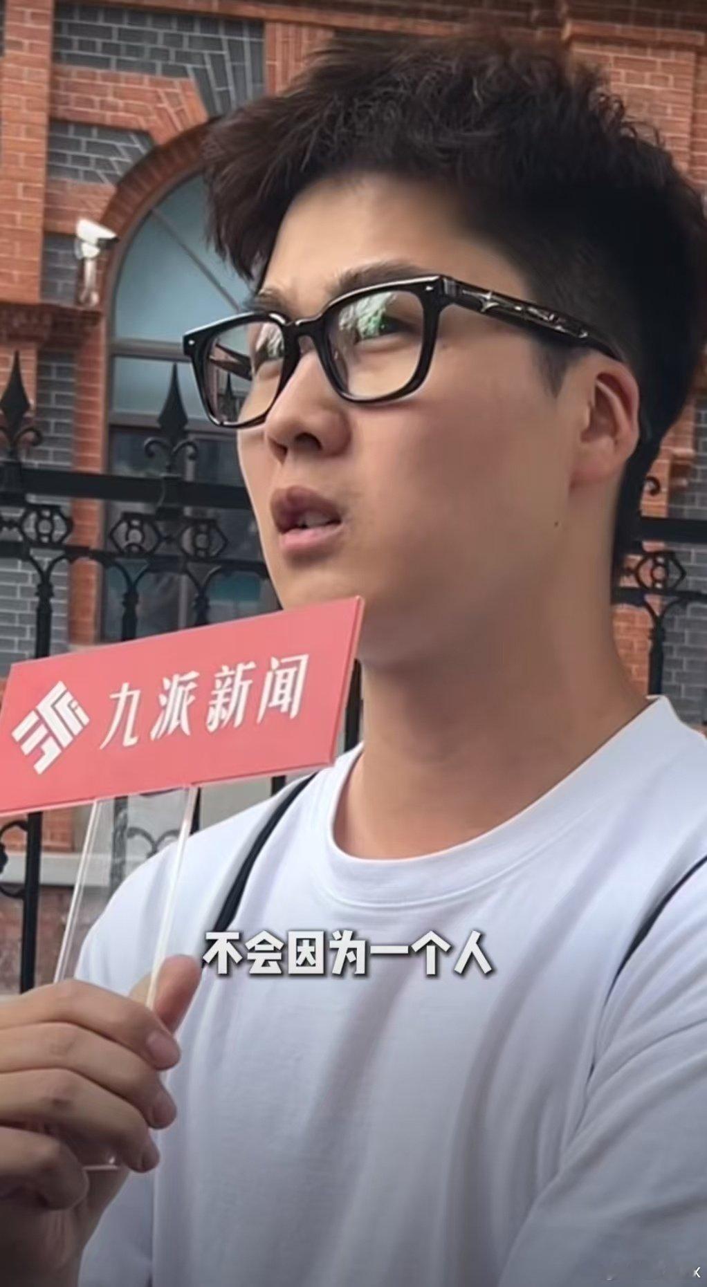 #00后在买手机这件事儿开始认真了# 手机涨价幅度不小，不少00后甘愿当等等党，不会硬买超出心理价位的机型，线下门店里大电池手机更好卖，大家越来越看重续航这类实用配置。#经销商称今年大电池手机更好卖了# ​