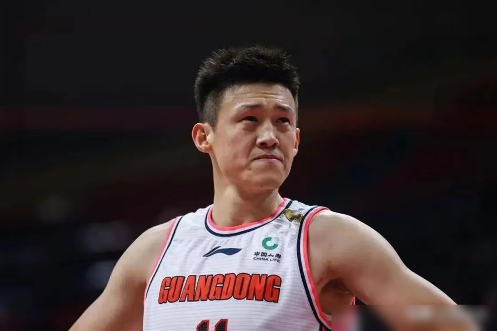 20亿直接砍到7.5亿，咪咕也扛不住了。
CBA新周期版权，三个赛季打包卖，价格腰斩再腰斩。之前那份5年20亿的合同，平台方算完账发现血亏，这回死活不松口。结果就是，球迷买单。
新赛季没有免费场了，全场次付费。想看球？先掏钱。13个月的篮球通标价一出来，评论区直接炸锅。
说白了，以前是平台烧钱