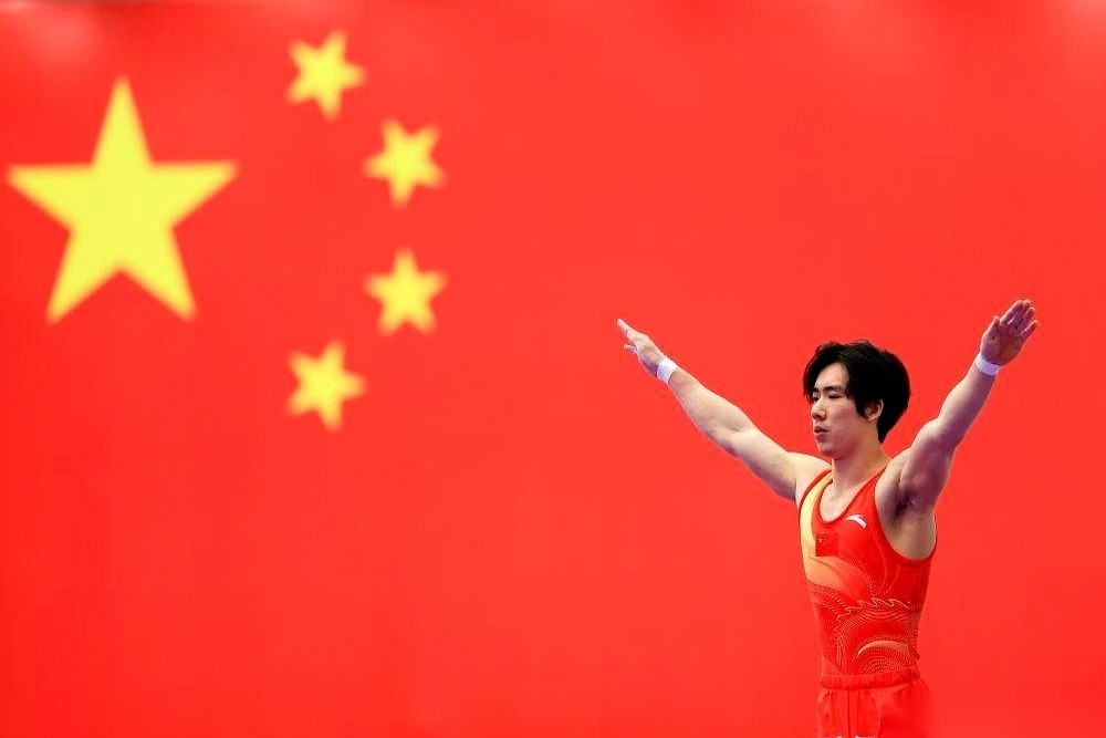 张博恒以85.065分的成绩击败了冈慎之助和桥本大辉，在日本拿下了体操男子全能金牌。
在此之前，他在24年奥运会和25年世锦赛上两次屈居亚军，且两次都负于日本队员。
接下来后续的单项比赛还需要他上场去比完。
这块金牌被看作是亚运会开幕以来中国队含金量最高、最重的一枚，原因就藏在他面对的那个极其憋屈的