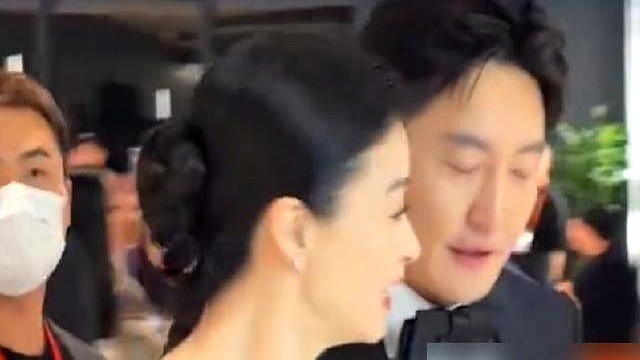 跟秦岚同台手焊死在兜里，金鹰奖散场却揽着蒋欣肩膀不撒手。

郭京飞这波双标不仅没翻车，评论区全在刷“老同学放学了”。面对怼脸拍的镜头，两人有说有笑完全不避嫌，有号想剪辑放大亲密感带节奏，直接被网友追着骂。

跟秦岚、吴越同台物理距离拉满，到蒋欣这直接勾肩搭背。为啥没人往歪想？郭京飞结婚多年零绯闻钱全