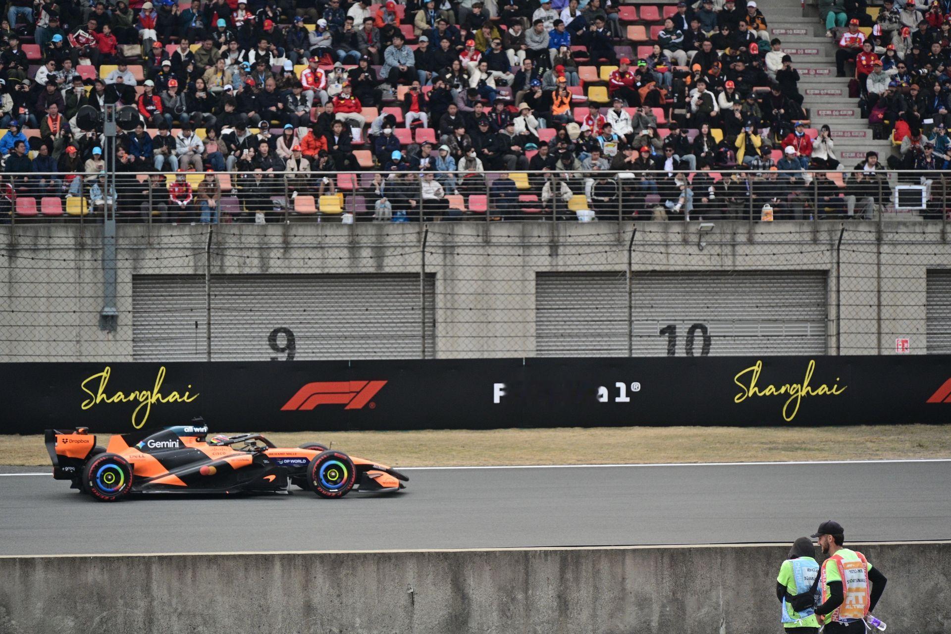 F1 美国站：ADuo 对标出来了，追赶配额这把双刃剑
FIA 今年搞了个 ADuo 效率对标，把各家动力单元放同一个基准里量。结果红牛福特那台被认定效率领先，奔驰差 2% 出头，法拉利、奥迪、本田差了 4% 还多。规则给的补偿很有意思：奔驰拿 1 次升级配额加 300 万美金成本帽额度加 70 小