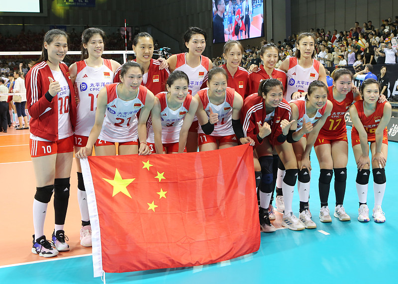 中国女排将对阵越南队 2026年亚洲女排锦标赛，中国女排一路超猛！小组赛三连胜，以小组第一晋级八强。前两场3∶0分别拿下伊拉克队和伊朗队，第三场对阵中国台北队，虽开局慢热，但很快找回状态，25∶17、25∶16、25∶7轻松获胜。
接下来1/4决赛，中国女排要对阵越南队。从之前比赛看，中国女排在身高