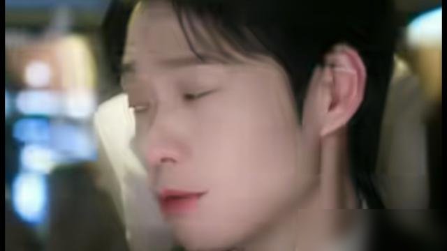 魏大勋在车里攥着赵今麦的手，十指扣死，嘴里说的是“时间定格魔法”。这哪是魔法，这是明抢。
《无可替代》昨晚更到16集，徐迟刚因老宅的事崩了一次，叶信之转头就在自家阳台下跪求婚。戒指没直接戴手上，挂脖子上了，说给她时间考虑。转头两人车里又玩起定格，手攥着不放。
这剧路子野，CCTV-8次黄档首播收