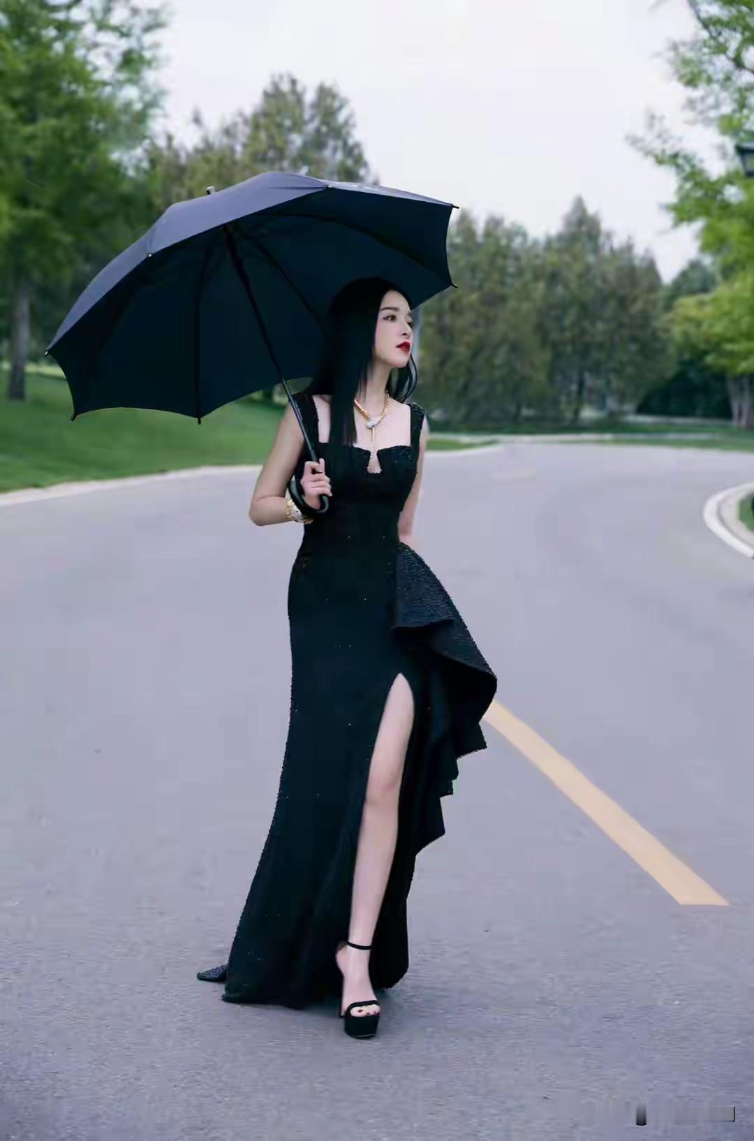 阚清子[欢呼]高开叉长裙， 步入大自然[微风]