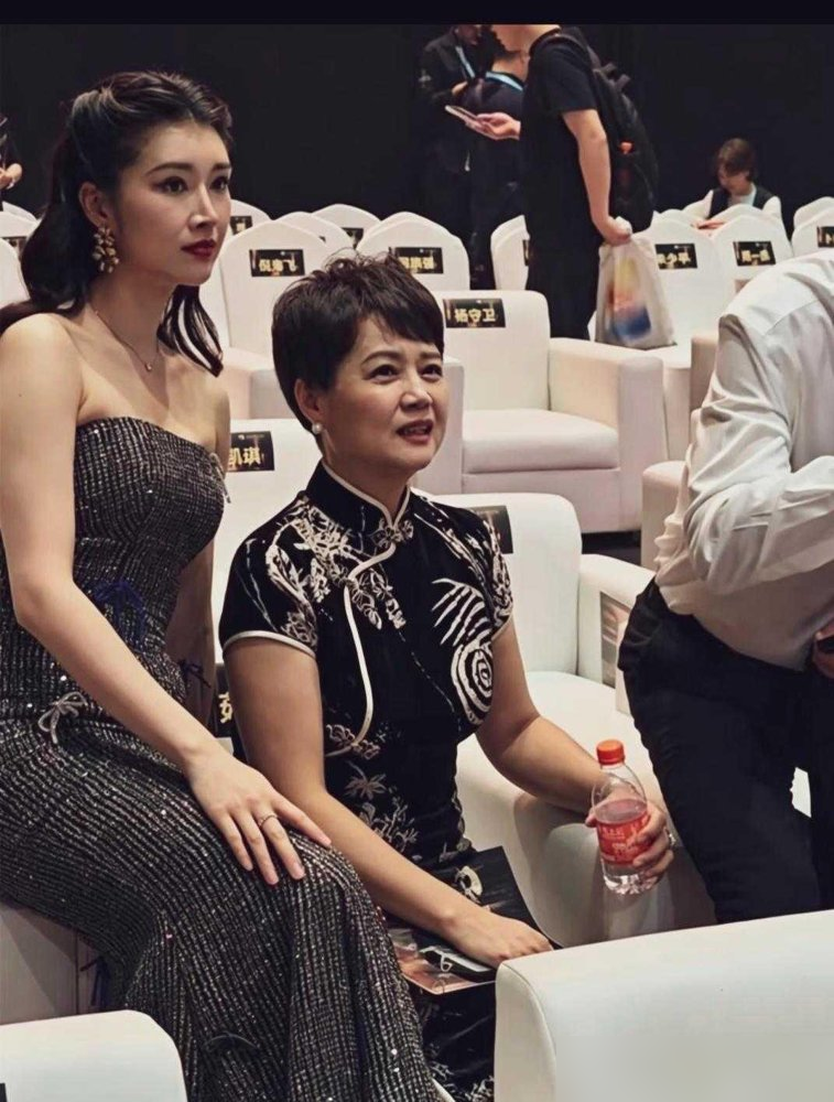 还以为短剧一姐稳赢，结果一开口，味儿不对。
李沐宸试妆，年轻，灵动，李诚儒点头，观众也点头，外形这关她占尽便宜。可真演婉宁公主，她端起来了，眼神飘，台词虚，疯是演在脸上，不是长在骨子里。郝蕾当场皱眉，直接点破，流于表面，像个花魁。
反观奚望，妆造不惊艳，甚至有点吃亏，可一入戏，那股子野心和癫狂是