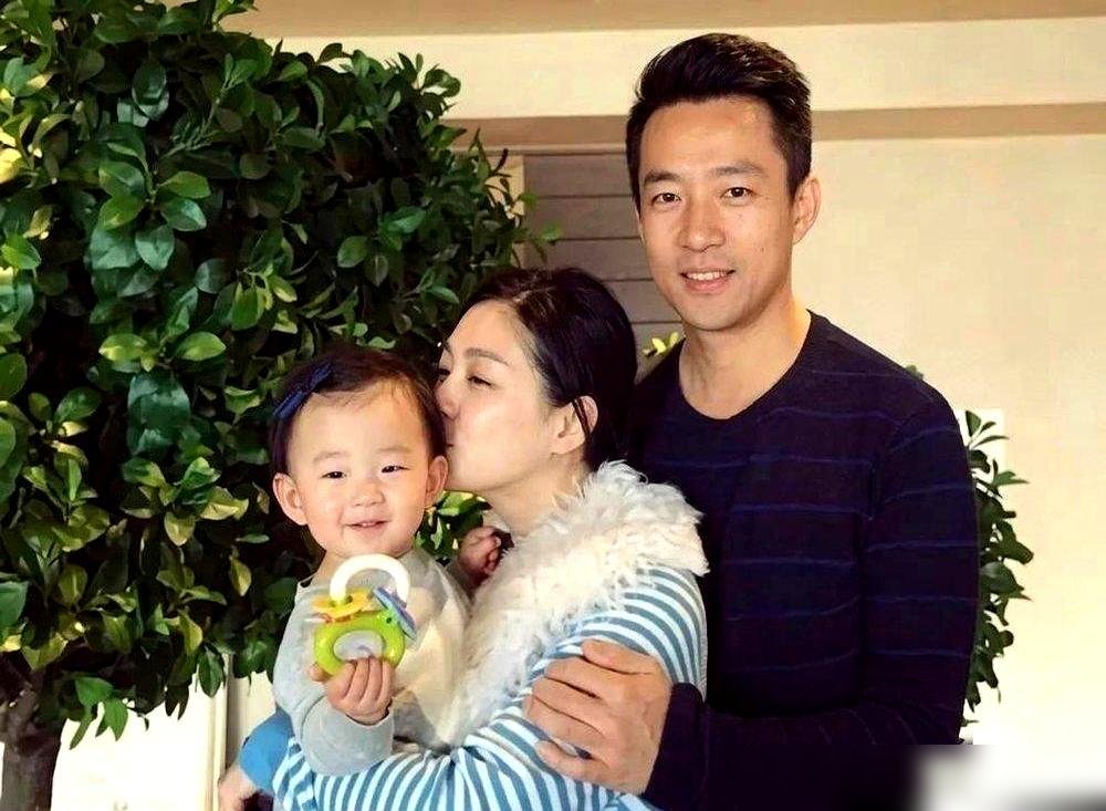 汪小菲现在跟马筱梅出门，腰杆挺得跟标枪似的，连保镖都不带了。
前两天俩人被拍到去红螺寺上香，穿得跟普通游客没两样，完了直接奔怀柔店里跟亲戚吃饭。没排场，没随从，就俩人晃悠。
再看马筱梅直播回应“辣妹打球”那事，笑得不行，说通风报信的朋友没认出来，那“辣妹”就是她自己，百褶裙加帽子，乌龙一场。