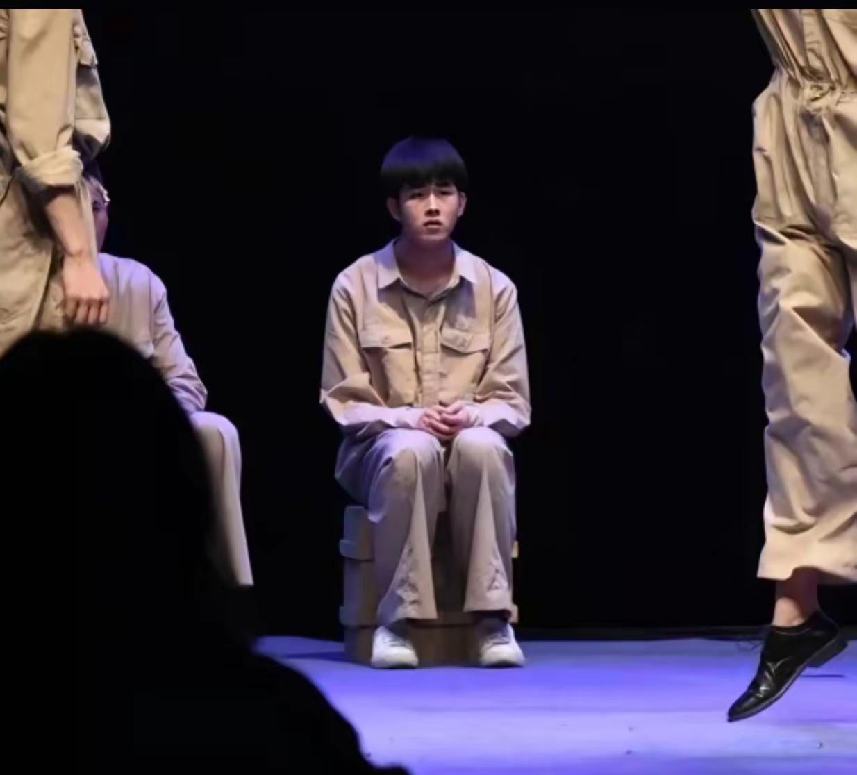 一人一句田嘉瑞走花路话剧舞台表演 田嘉瑞