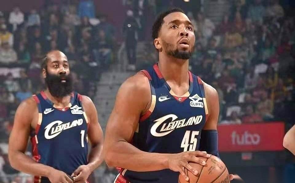 骑士刚赢了猛龙第二场，结果赛后一看复盘，人直接麻了。 第一件怪事，哈登...