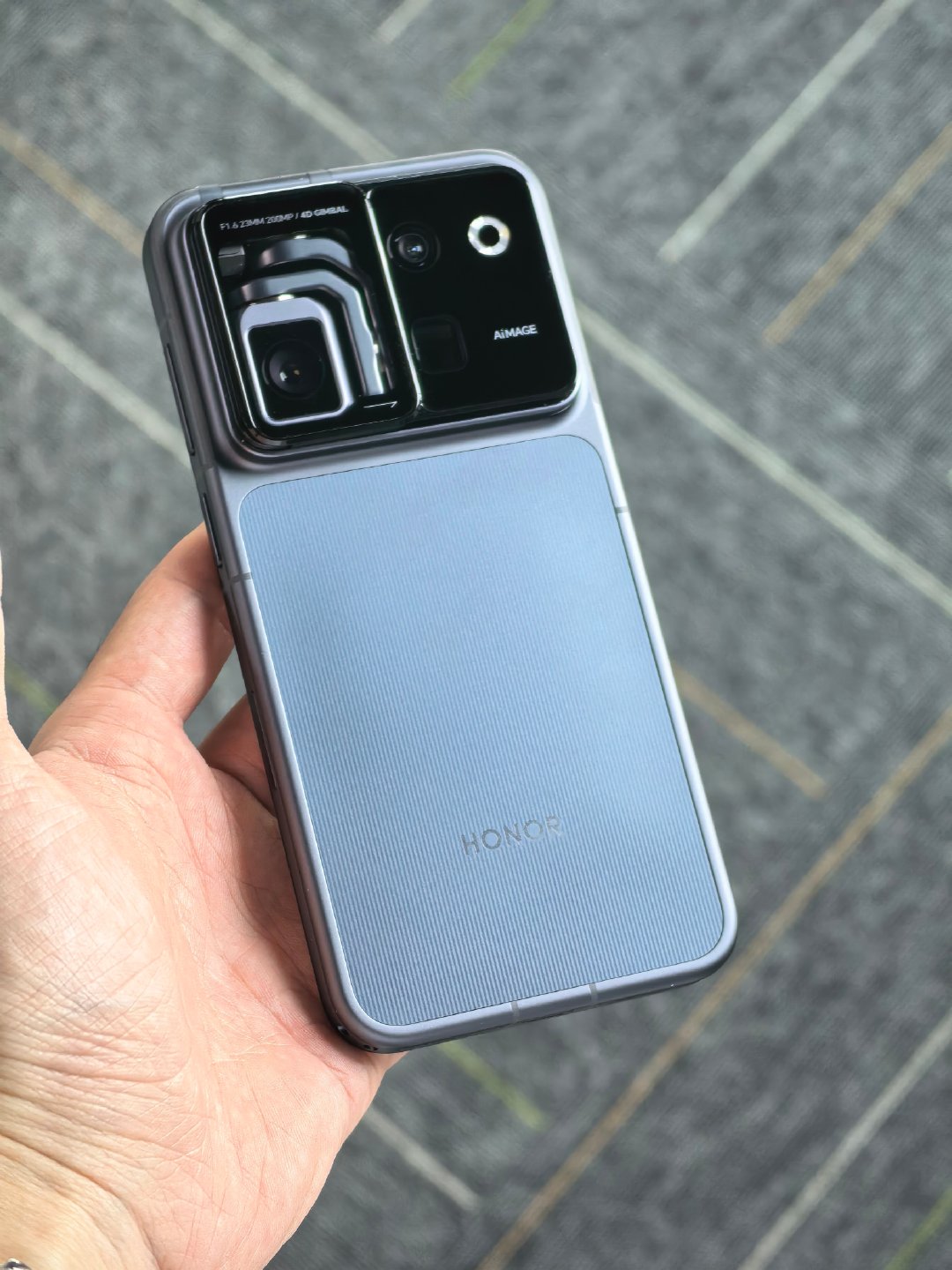 Robot Phone 银色、灰色都到手了
各位喜欢哪个？[awsl]

一开始我无脑银色
现在觉得灰色一体性更好
而且据说灰色货更少，稀缺着呢[流鼻血] ​