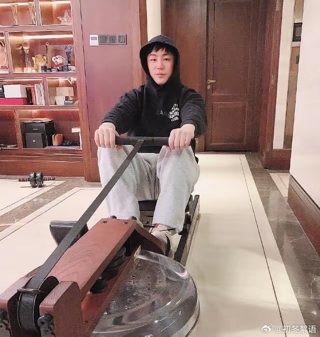 胡彦斌千万豪宅内景曝光，全屋实木竟装出博物馆质感，审美太惊人 ​