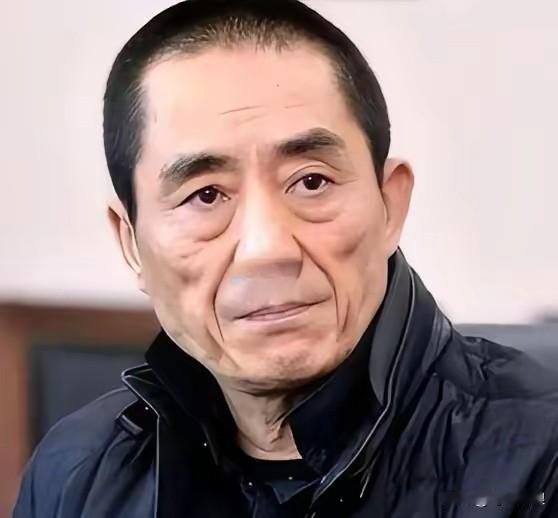 名利再多也换不来健康，76岁张艺谋红毯一幕，引人深思