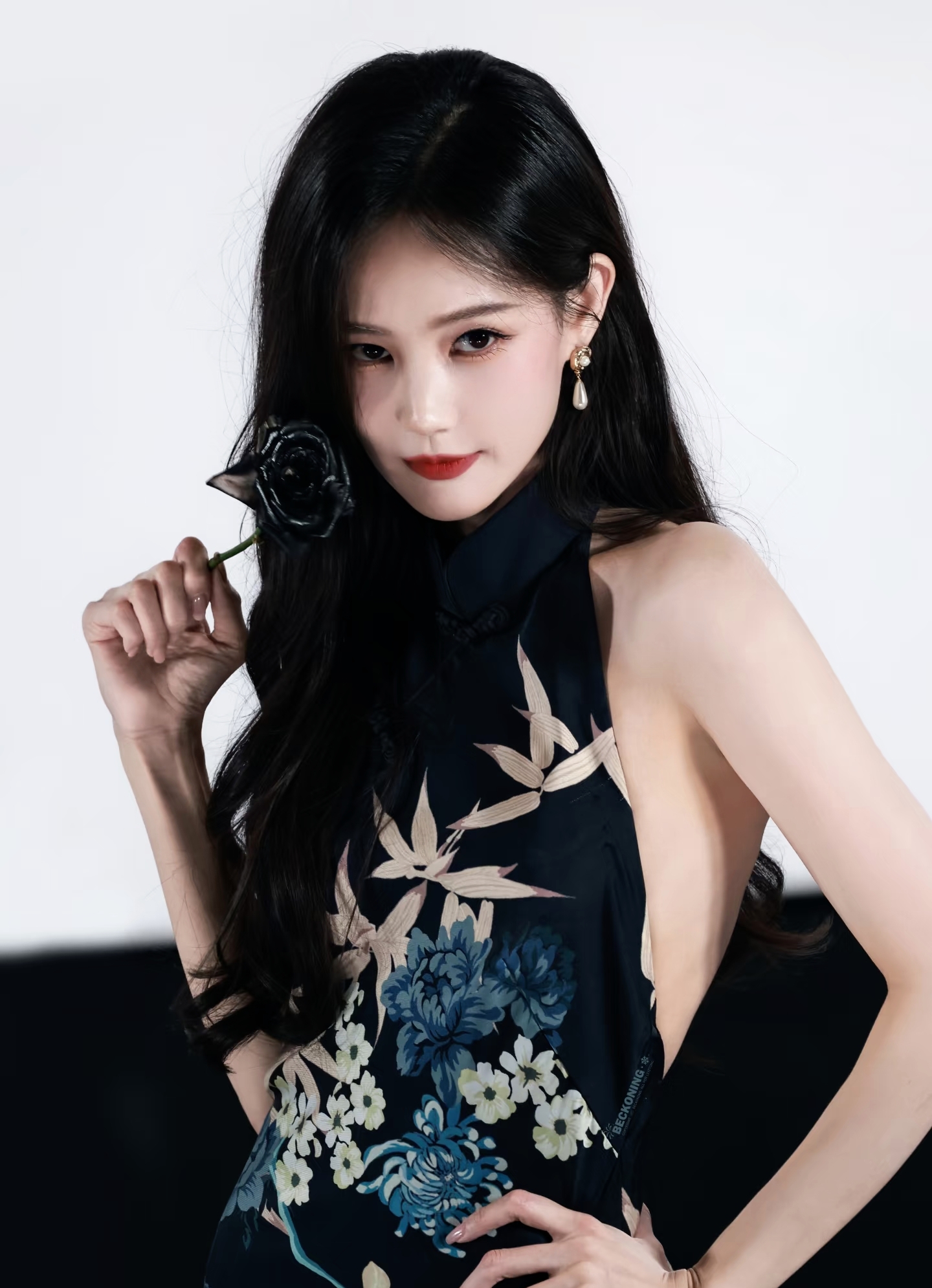 据网传采访，李一桐分享了一段经历：曾有熟人向她借钱，涉及金额达到六七位数，对方承诺隔天归还，最后却没能履约，她已经报警处理。
 
李一桐坦言，平时外人眼里的她看着精明，一直很警惕上当受骗。可面对熟人，碍于情面不好意思拒绝、不愿当场撕破脸，最后陷入这样的困境。
 
她感慨：“这辈子不会再借钱给别人了，