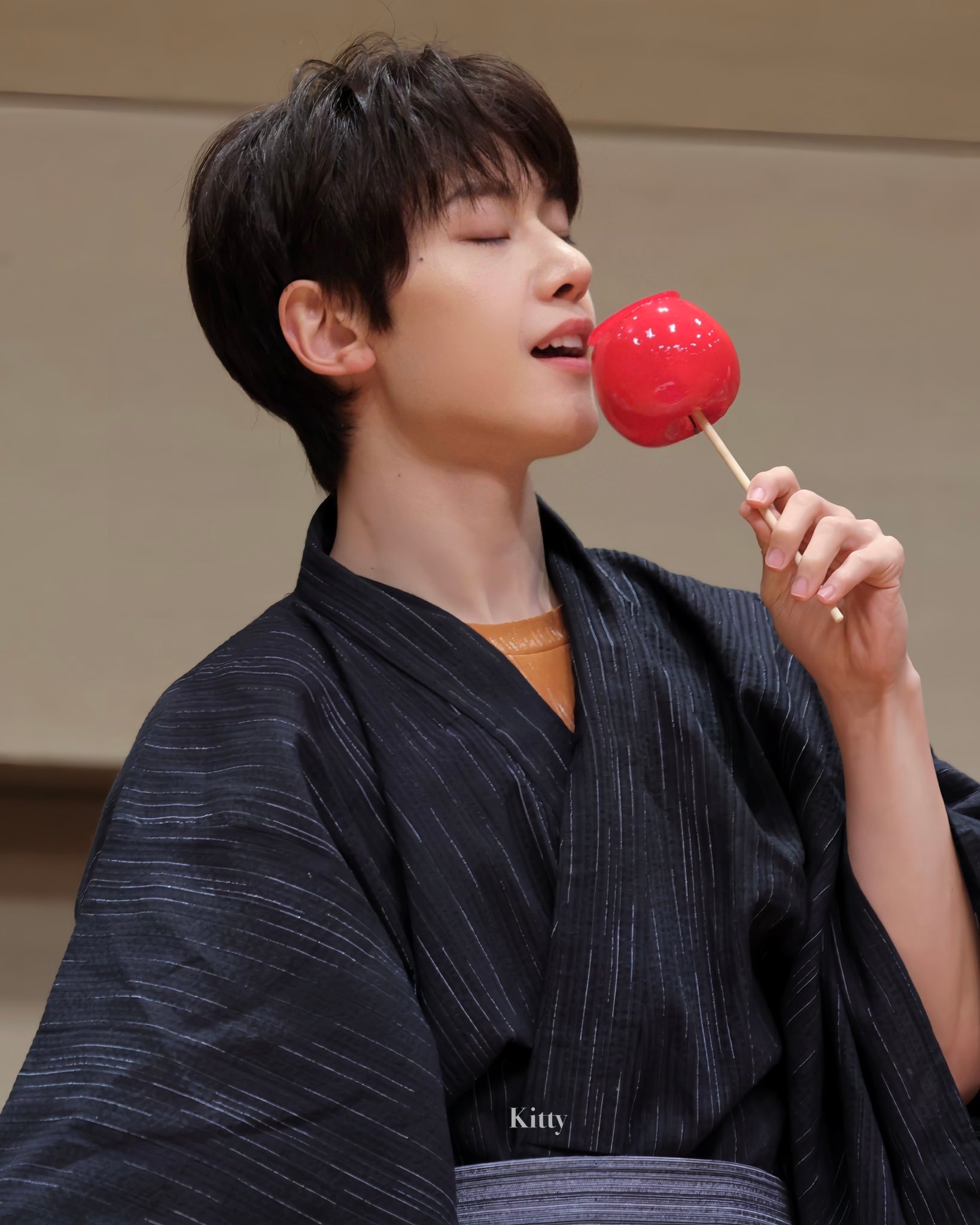 #石马修MATTHEW[超话]#  🦊#甜心狐狸石马修#🥞#清甜气泡石马修#
260825 索尼线下签售
一起吃苹果糖吧🍎

©your_kitty528
#石马修##石友铉##seokmatthew#
——————————————
搬运by梨梨
💼『招新公告』
📆 『安利计划』
🍬 『安利专栏 ​