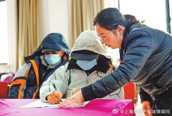 #《上海市老年人权益保障条例》这些权益家中长辈一定要知道⚠️

关于上海市老年人权益保障条例？
​

很多老人在日常当中，容易被诱导签署各类协议，或是自身的赡养、房产、养老权益被忽视。
条例当中明确：
 
1. 子女对老人负有赡养义务，不能以放弃继承权等理由推脱赡养责任；

2. 老人签署大额财产 ​