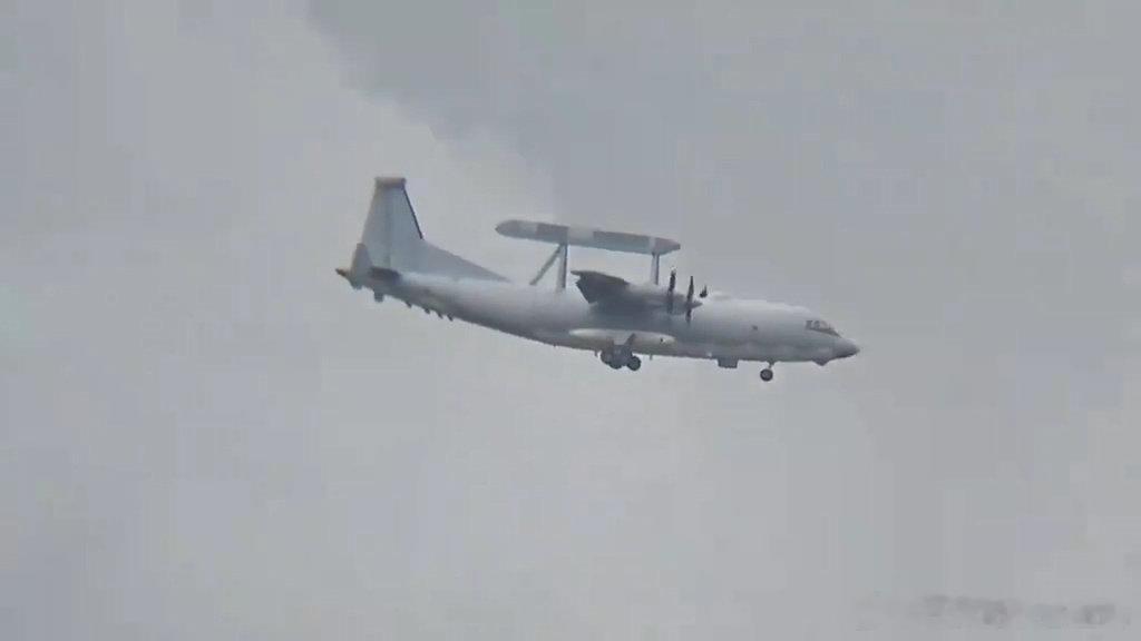 中泰“鹰击-2026”空军联训中方部分机型出炉，歼-10C是常客和“鹰狮”同框，空警-500预警机、运-9电子战飞机，还有负责拉货的运-20运输机。比较少见的轰油-6也来了，负责空中加油减少中转麻烦，阵容强大给力只是“对手”稍弱。#烽火问鼎计划##热点解读# ​