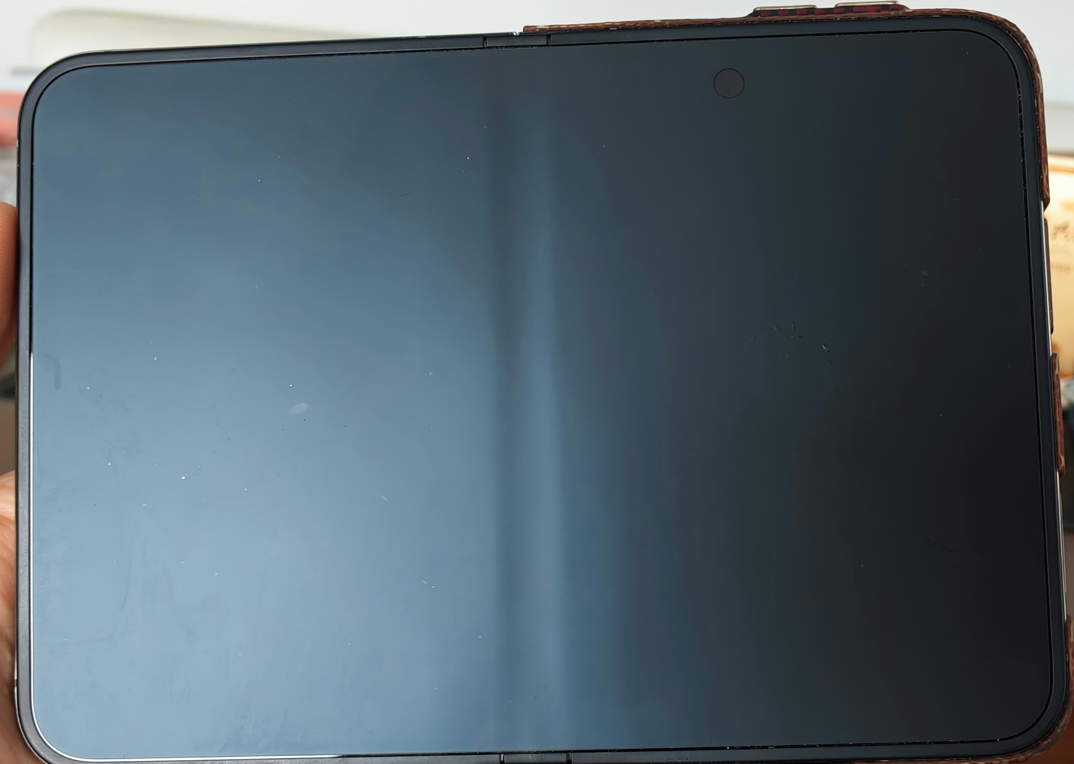 iphone duo苹果折叠使用一周的折痕表现
总体来说和国产折叠机差不多的
也就是说，苹果折叠能吸引的点仍然是生态
苹果Duo折叠