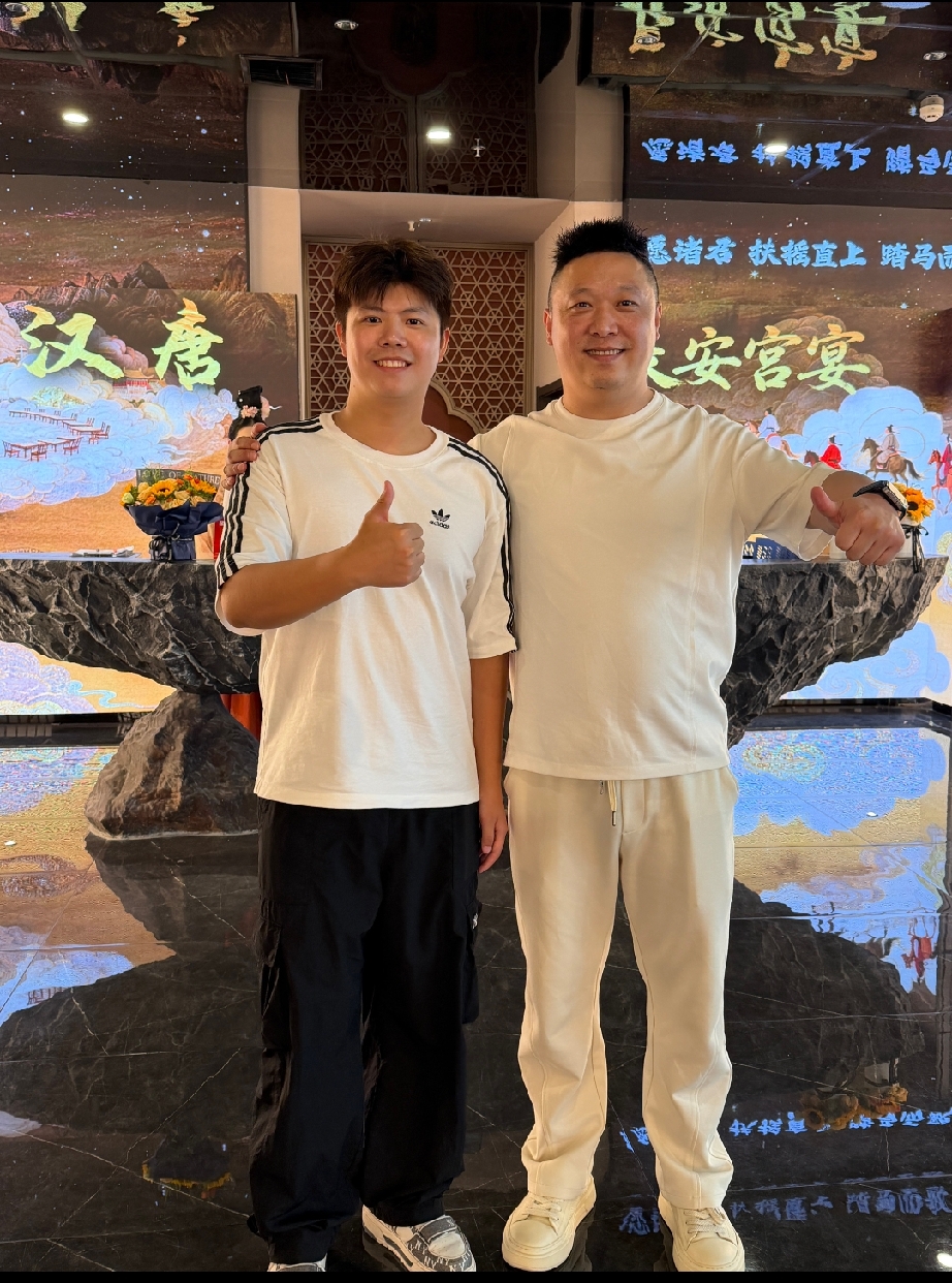 抖音博主叶来香奔赴西安儿童村，打算用一片树叶与孩子们交换美好。

儿童村是专门帮扶特殊困境儿童的民间公益机构，孩子的衣食住行、求学就医全部免费。

一乖巧懂事的小女孩摘下一片树叶交给叶来香，叶来香给她500块钱，可小女孩坚决不收。

叶来香无可奈何，与儿童村的工作人员商量后，决定带着孩子们到长安宫宴