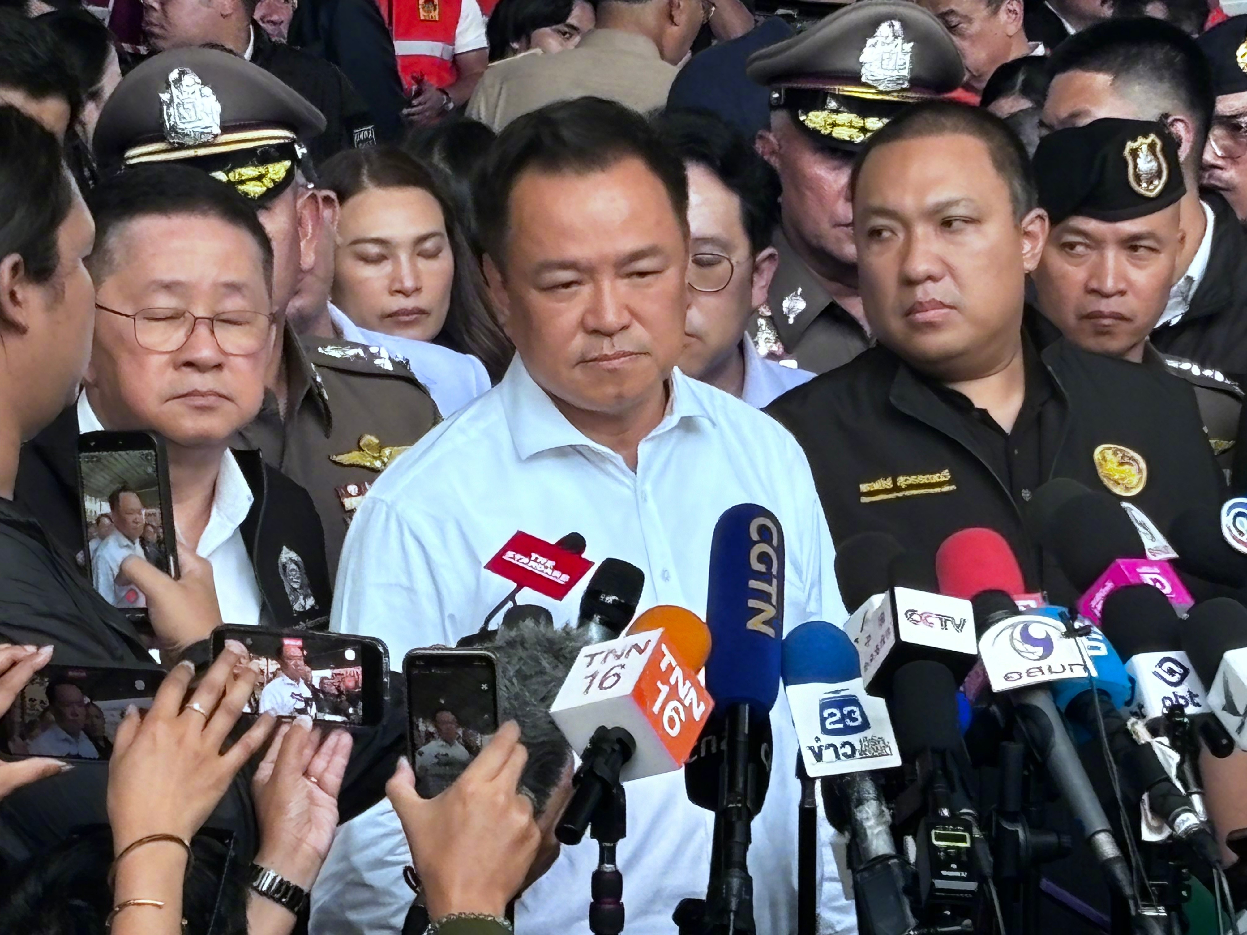 【泰国总理：暖武里校园枪击事件已致8死30余伤】，当地时间7日下午，泰...