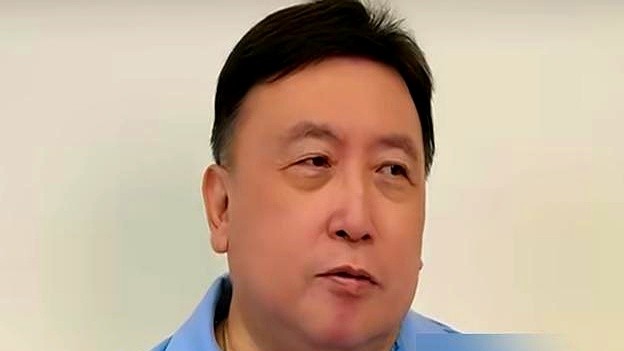 金庸亲口认了胡军是他心里的乔峰，但豆瓣评分一出来，黄日华版9.0分，胡军版只有8.5分。

观众到底认哪一个？

论身形，胡军高大粗犷，站那儿就是燕赵悲歌；可黄日华个头不占优，全靠一双眼睛，把义薄云天和命苦全演透了。

前两天飞天奖红毯上，胡军凭《归队》提了男主角，跟李乃文架着欧豪走，热搜一片乐呵。