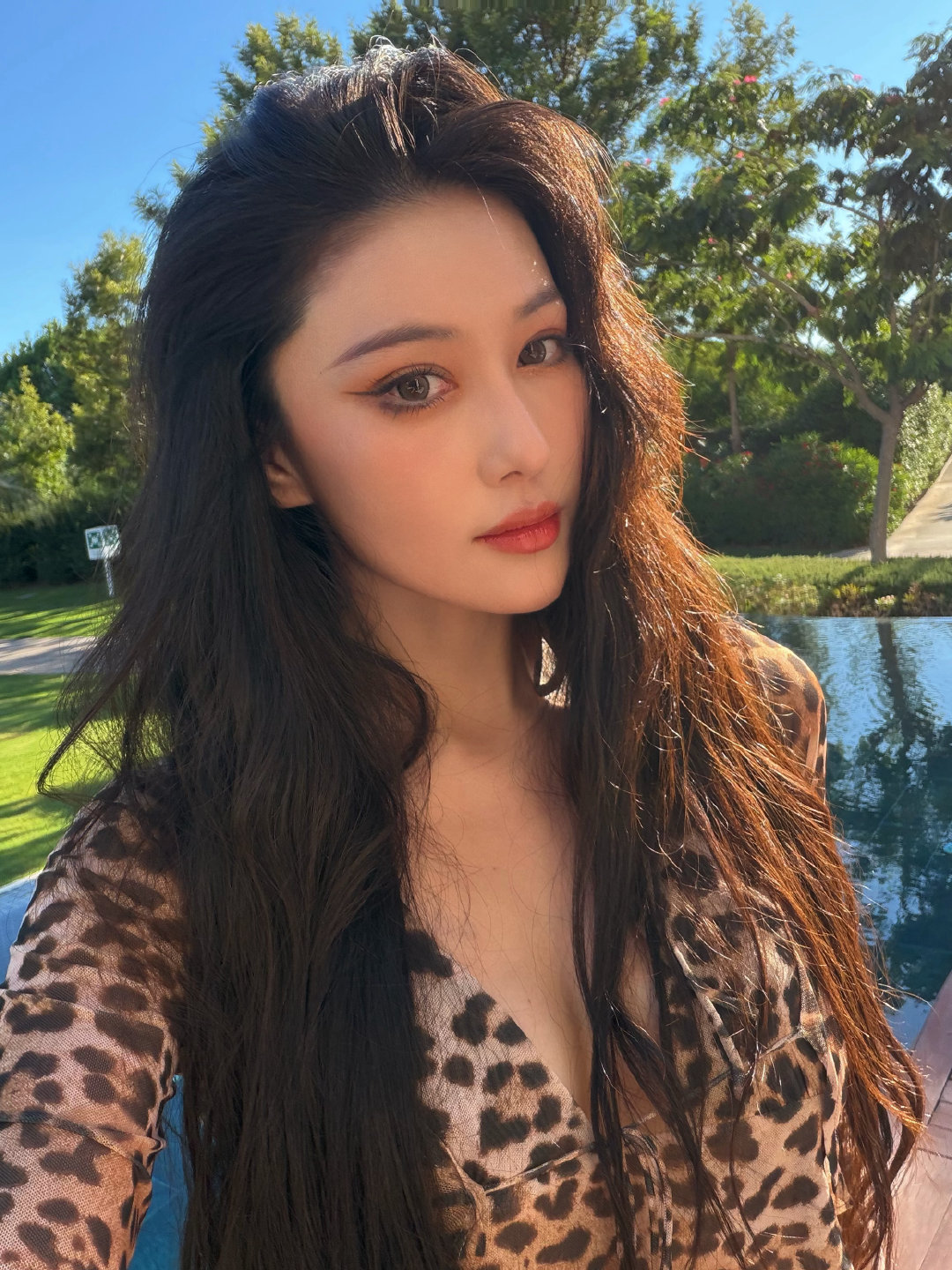 自己画的妆，头发就是游泳湿了扎个丸子头，被太阳晒干以后再放下来，就变成这样很自然的卷了，长发可以试试 ​