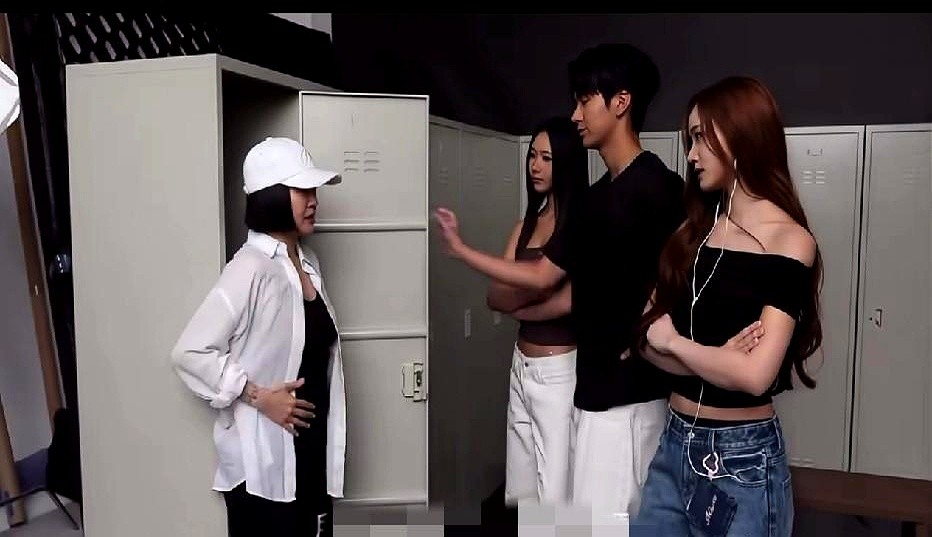 小S这次直接把自家亲戚全拉来当模特了。

两个女儿Lily、Elly，加上大姐的儿子米谷，合体给自家品牌MEUWSE拍服装广告。片场几个人还没说几句话就笑场。小S现场犯嘀咕，问自己个子不够高能不能穿，女儿直接挑明：衣服设计出来就是给所有身形穿的。

不过镜头一拉开，三个晚辈清一色身材高挑。很多网友看
