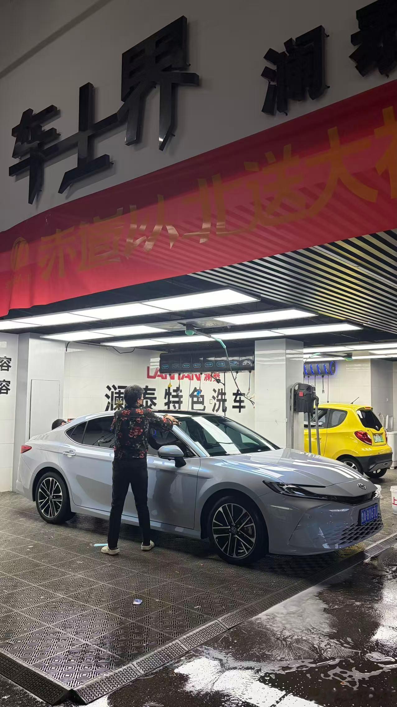 巨野洗车别只看价格！澜泰一号洗车，洗干净更要护好车
在巨野，洗车几乎是每一位车主的日常。很多人觉得洗车无非冲一冲、擦一擦，价位差不多效果就一样。但不少车友会发现，车子洗的次数多了，漆面慢慢布满细微太阳纹，镀铬饰条发乌，橡胶胶条发白老化，车内洗完没多久又闷出异味。问题往往不是车子本 ​