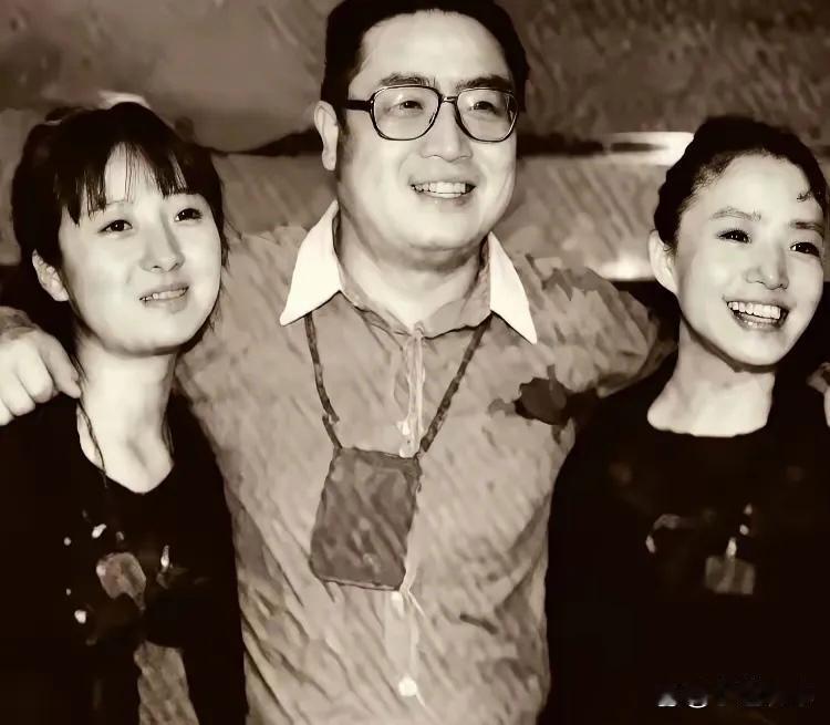 宋丹丹透露1997年1月2日与英达离婚，对方称二人曾是模范夫妻，盼分手体面，昔日婚姻过往，回想起来满是唏嘘。 ​