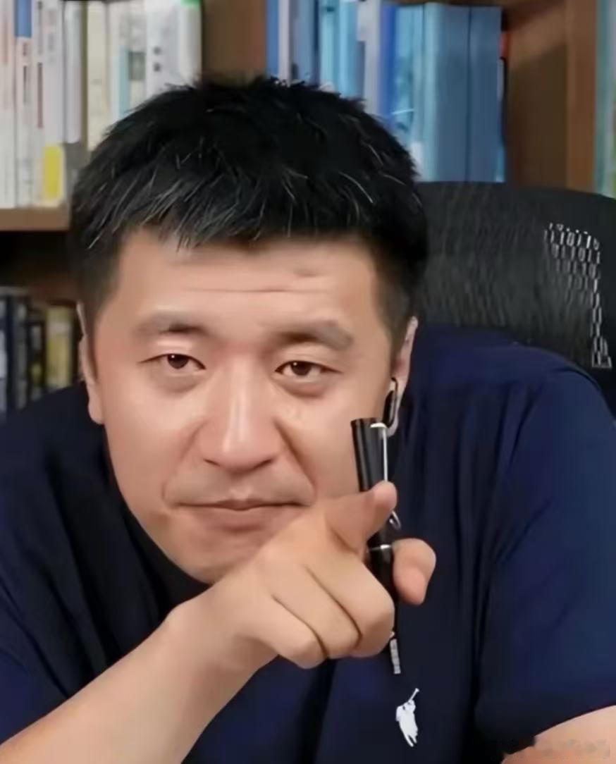 人有病 天知否 ‼️
体面三件套：考研、考公、考编
牛马三件套：进厂、拉货、做销售
韭菜三件套：基金、股票、期货
躺平三件套：收租、啃老、富二代
捷径三件套：傍大款、认干亲、吃软饭
做梦三件套：体彩、福彩、刮刮乐
相亲三门槛：有房、有车、退休金
月光三件套：房租、外卖、会员费
铁人三项：快 ​