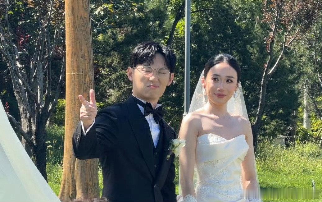 #新浪娱乐[超话]##邓帅举行婚礼# 新人对视的瞬间满是爱意，双向奔赴的爱情，真的太美好。 ​