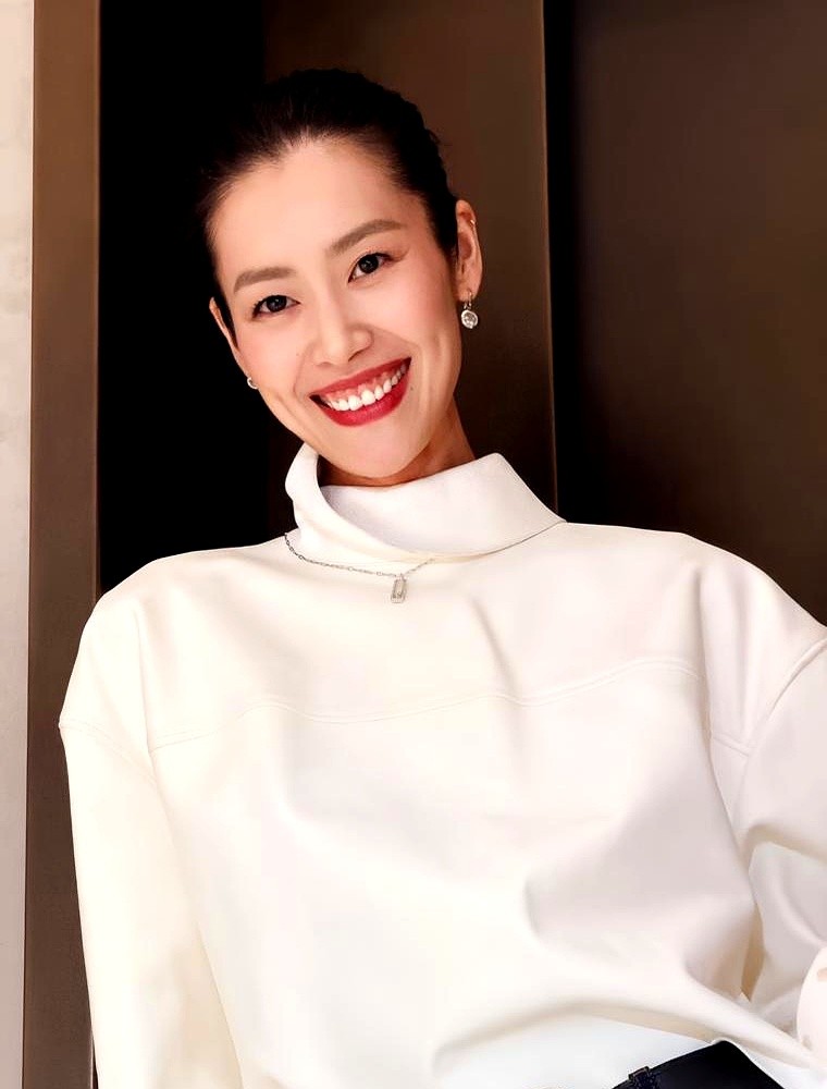 就因为给男友新剧点了个赞，超模刘雯被剧粉追着骂“扫兴”。

有人说她“高攀”，长相普通，配不上男主。可转头，人家俩手牵手去看演唱会，压根没把这些声音放眼里。

真有点想不通，一个模特界的“活化石”，首个登上国际顶尖榜单的亚洲面孔，手握的资源是别人几辈子都够不着的。到底是谁需要“攀”谁？

也许，当你