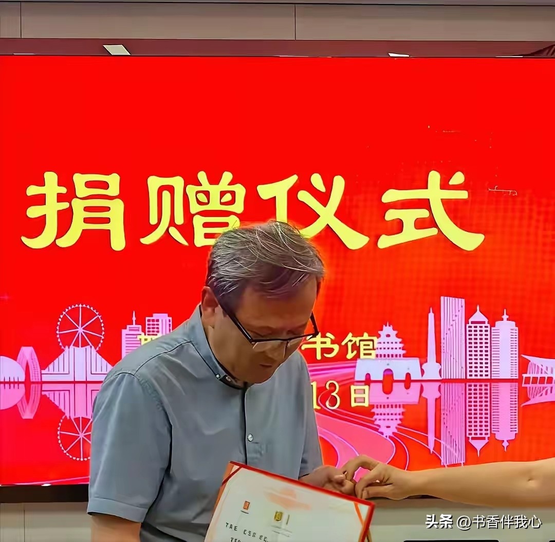 九江发生一桩颠覆认知的公益乱象丑闻，普通母女自费捐赠三百套衣物行善，所有功劳却被义工联副会长一家窃取，上门维权还遭对方嚣张推诿、拒不认错。
 
整件事的来龙去脉简单却让人极度心寒。普通网友小茜和自己的母亲，平日里一直想力所能及做善事。得知当地有公益帮扶活动后，母女二人自掏腰包，采购了整整三百套全新衣
