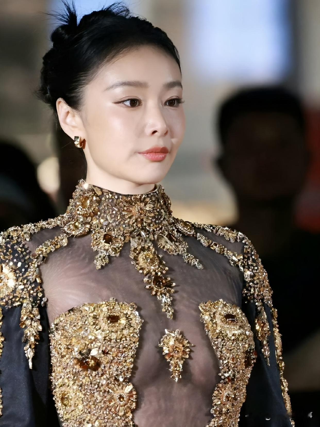 高叶的“大嫂”称号，来自爆款剧《狂飙》里的陈书婷。
一头复古大波浪、红唇高跟，一出场自带压迫感，美艳又清醒。她双商在线，是扶持高启强上位的关键人物，有狠劲也有软肋，一句“大嫂站在谁身边，谁才是大哥”，让这个角色直接封神 。
 
高叶是北电科班演员，蛰伏多年，演过不少配角