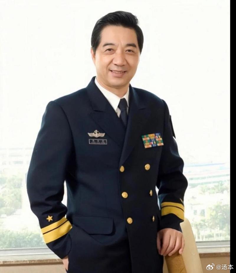 四年前，军事评论员张召忠在媒体上，认为中国军事力量能够在四小时之内，让日本军事设施和军事力量失去基本的反击行动能力。最近，他的这一提法，再次得到民间军事评论界的认同。四年前和今年的这两个时间节点，无论是在正式的官方媒体，还是在民间媒体上，张召忠作为军方的少将军官公开表示，向日本朝 ​