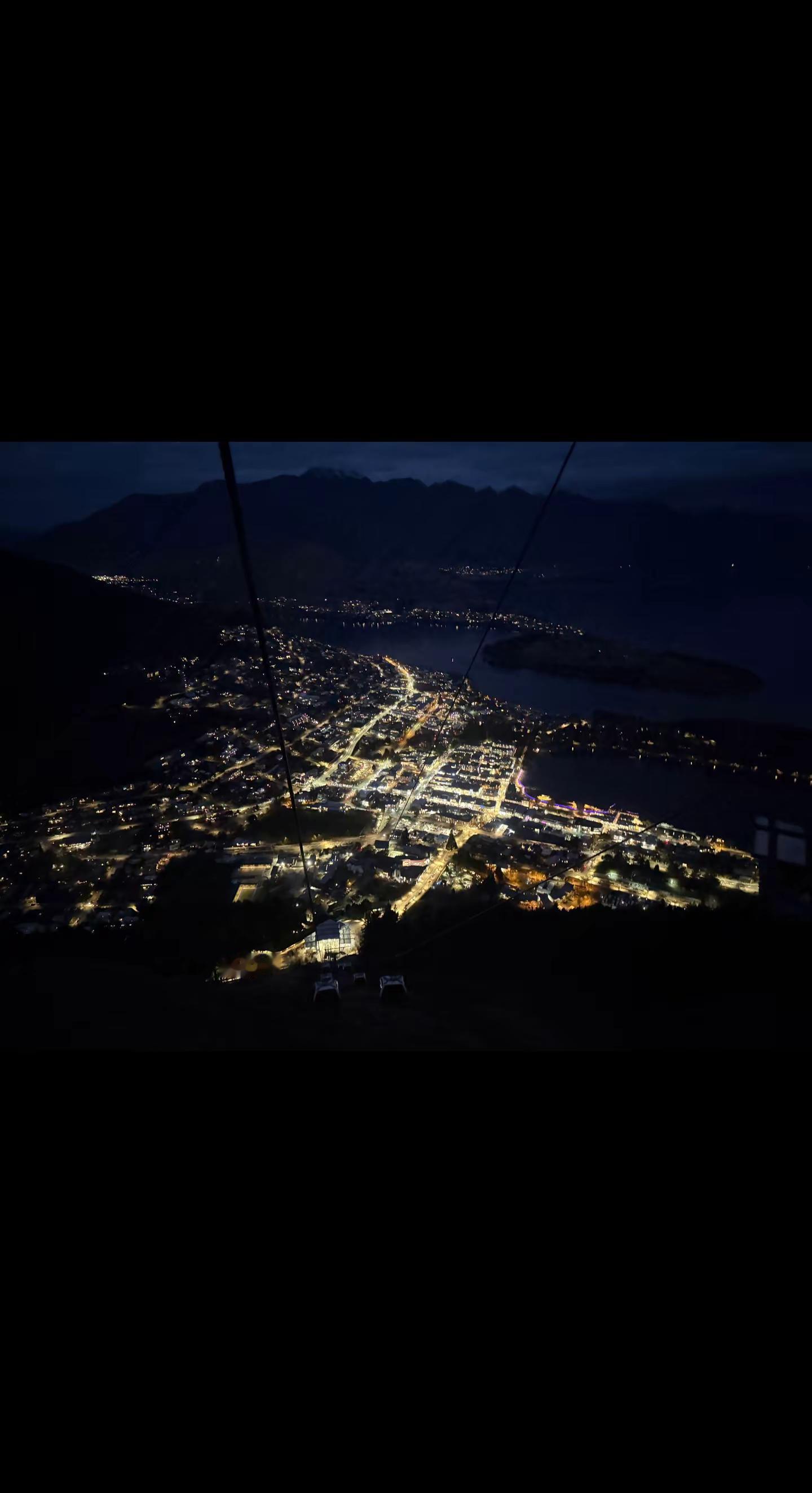 翻山，见湖，遇晚风。脚步踏过秋日旷野，目光望向辽阔山河。短暂出逃，自在漫游。每一帧，都是独属于张真源的旅途浪漫💚张真源