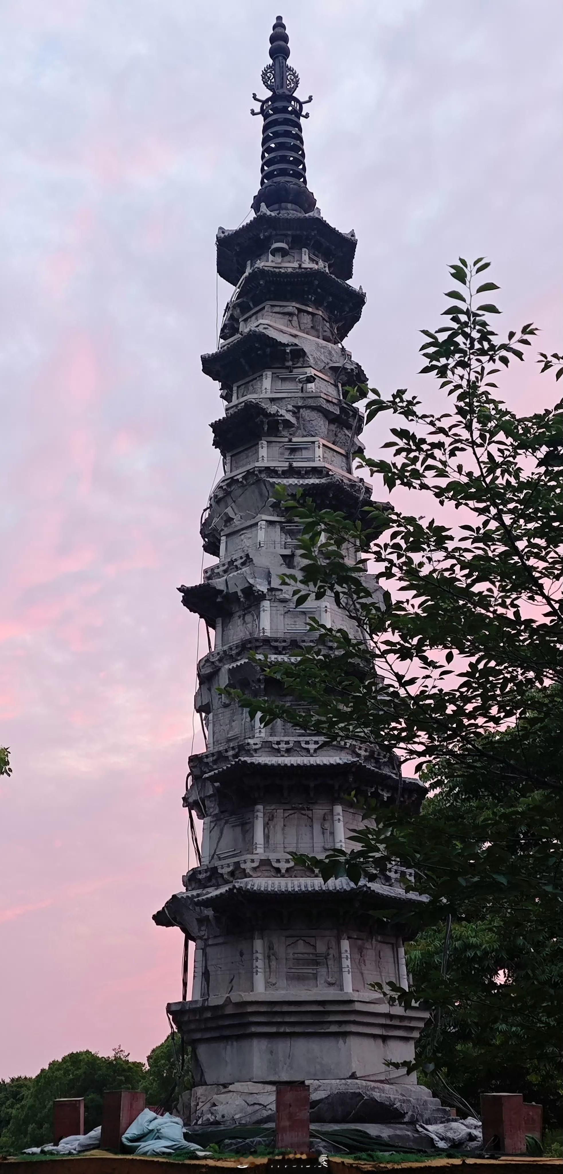 杭州闸口白塔白塔岭下的龙山闸，这里曾是沟通钱塘江和杭州城内水系的水路枢纽要道，从温州、台州、明州（宁波）来的海船和从衢州、婺州（金华）、严州（建德）来的江船，都从龙山闸口驶入杭州内河，故而此间俗称为闸口。白塔位于浙江省杭州市上城区南星街道白塔岭社区白塔岭上，与六和塔遥遥相望。白塔始建于五代十国时期的吴越国末期。浙江省有五代塔六座，这六座塔中又有四座集中在杭州，杭州四座五代塔分别是功臣塔、灵隐寺石塔、保俶塔和今天的主角闸口白塔。白塔现残高14.12米，从形态看，白塔完全模仿木结构楼阁式塔形制，按比例缩小，全用白石精工雕琢砌叠而成。外观八面九层，逐层收分，比例适度，出檐深远，起翘舒缓，轮廓挺拔秀美。每层有腰檐和平座，顶置铁塔刹。塔身四周遍刻经文，门两侧浮雕佛像、菩萨像，线条纤柔，形象逼真。塔基下为磐石，上为须弥座。座身各面都刻满经文，座上置塔身。塔的最下边是基座，雕刻有山峰、海浪等纹饰，象征着“九山八海”，其上立有须弥座。塔座的束腰上刻有佛经，再上分为九层，每层由塔身、塔檐和平座三部分...