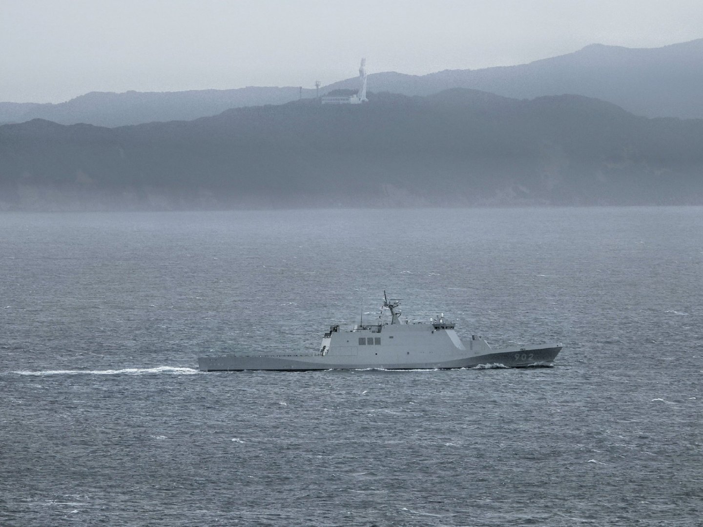 #飞扬军事[超话]# 日本海上自卫队樱级哨戒舰二号舰「橘」（OPV‑902）海试期间南下通过浦贺水道。本级舰是海自专门为长时间海域监视打造的新型平台，武器配置精简，重点强化无人机搭载与侦搜能力，舰员仅约三十人。
#烽火问鼎计划# ​