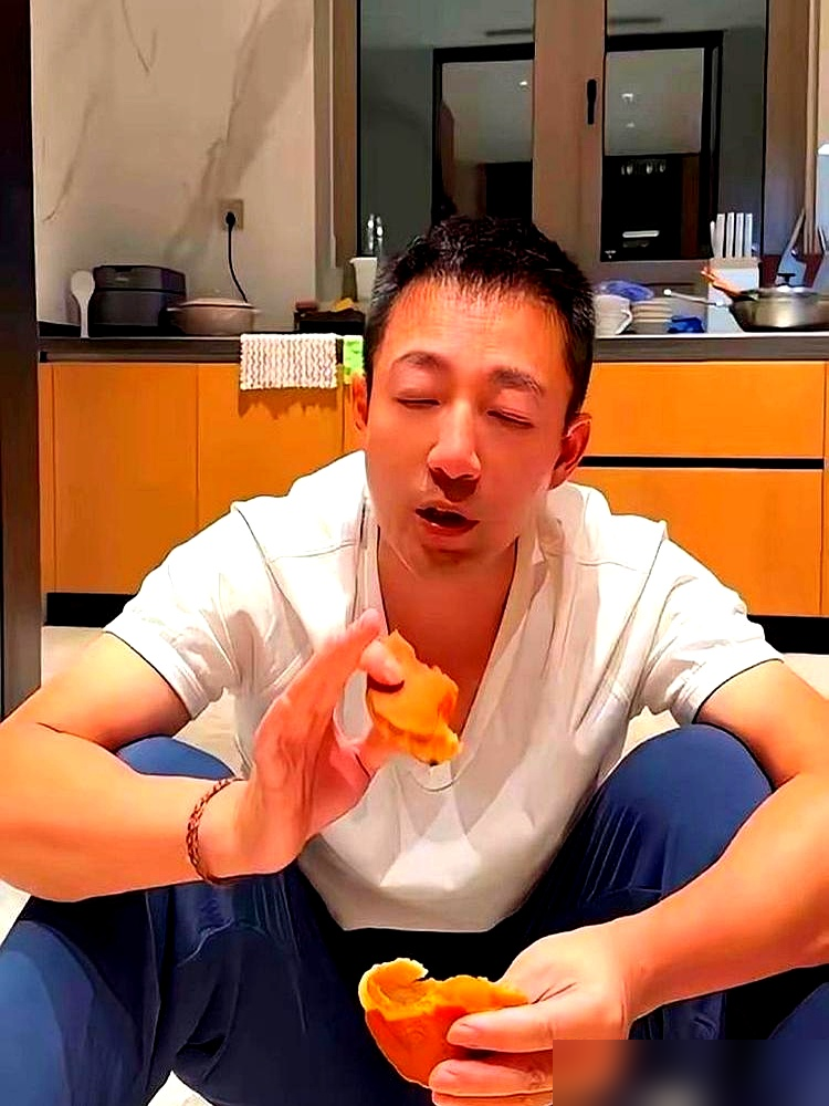 汪小菲直播时嗓子突然发紧，眼圈瞬间通红。旁边马筱梅没说话，先把一块月饼递到他嘴边，又伸手按住了他发抖的手背。
就这么两个动作，他情绪稳住了。
这女人不简单。汪小菲说过，自己那点就着的暴脾气，被她治住了。马筱梅自己说过日子，吵架她先闭嘴，安安静静听。听完了，给彼此留口气。
更绝的是汪小菲喝完酒爱