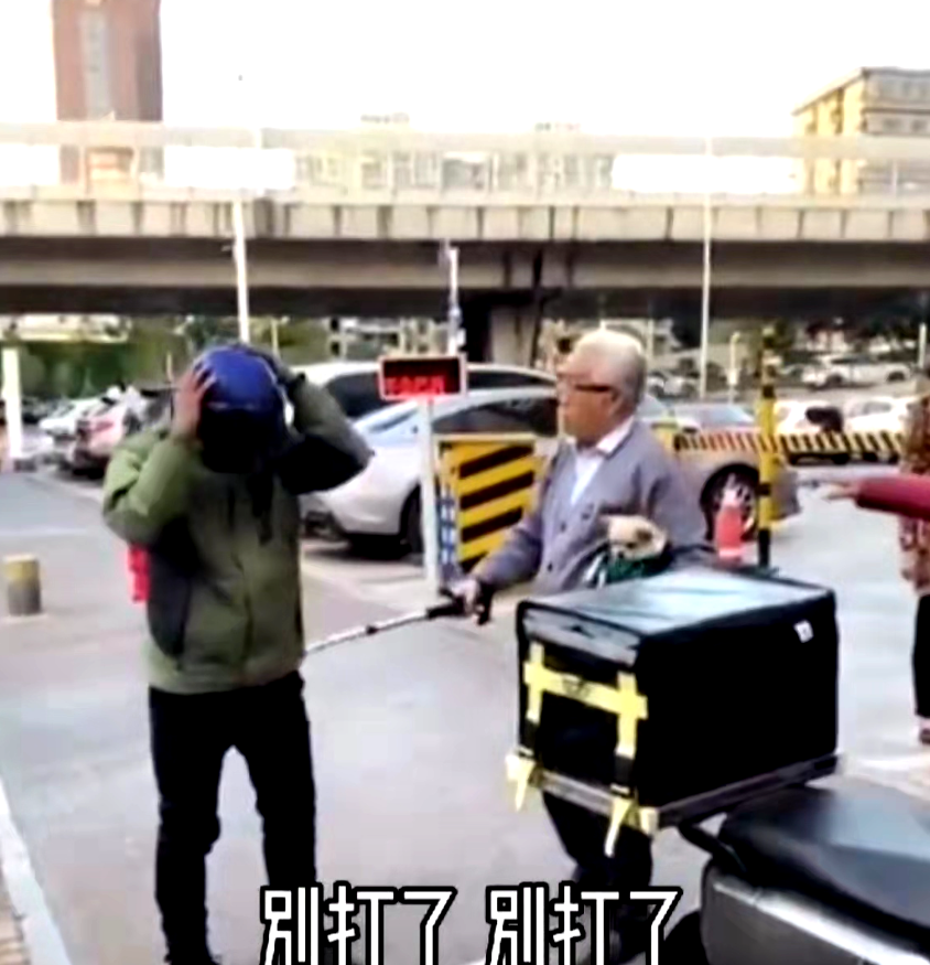 救助摔倒老人却遭索赔92万元，终审驳回全部诉求！当事快递员最新发声。
 
一位快递员在路上好心扶起摔倒的老人，事后反倒被老人一方起诉索赔九十二万元。经过两级法院的审理，终审判决直接驳回对方的全部诉讼请求。这场风波落定之后，当事快递员也对外讲出自己经历官司之后的内心感受。
 
事情刚刚发生的时候，现场