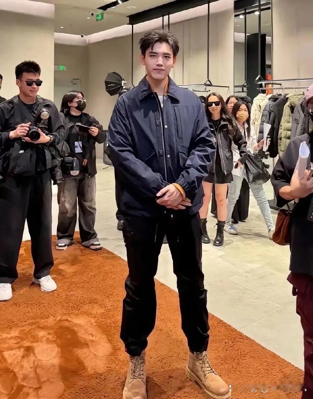 我表哥亲眼见过陈飞宇，他说了一个实话，说陈飞宇根本不是电视上看的那样。身边见过他的人都说，188的个子往那一站，肩宽得能挡风，腰细得像掐出来的，皮肤白得反光，素颜比带妆还精神，脸小得手机镜头都装不下网评最心动长腿男星他排得上号，和张婧仪搭戏时人家头顶刚到他肩膀，和迪丽热巴合作新剧， ​