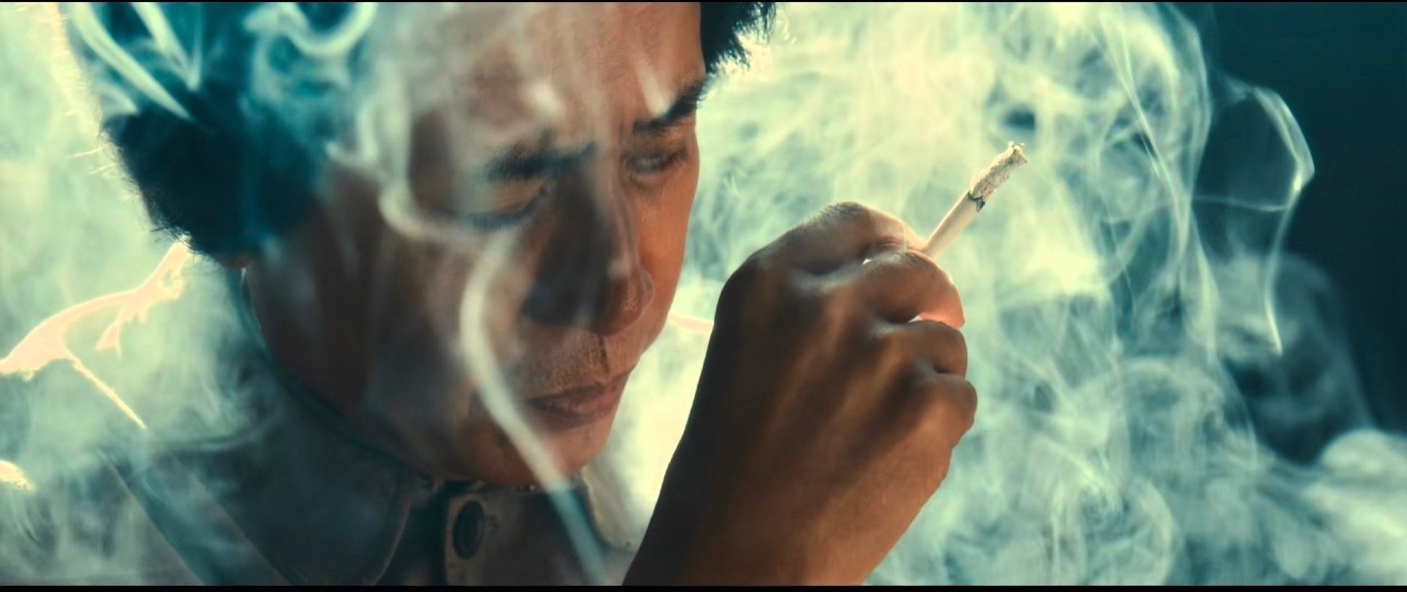 《伟大的长征》于和伟🚬时真的很传神啊 
可能有人觉得前面两集人物关系有点乱，但后面剧情展开，就不存在这样的问题了——这是张永新导演的个人风格，《觉醒年代》前面几集也这样（但因为发酵得比较晚，剧过半了观众才入场，所以没这些质疑声） ​