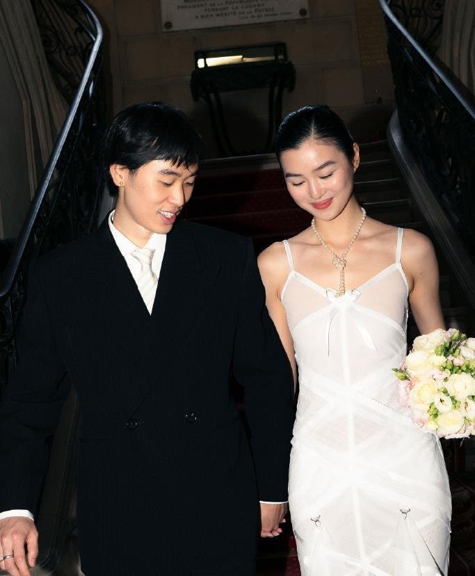 林依轮大儿子正式成婚！超模妻子晒出婚纱照，双方父母一同出镜，画面满是温馨氛围感 ​