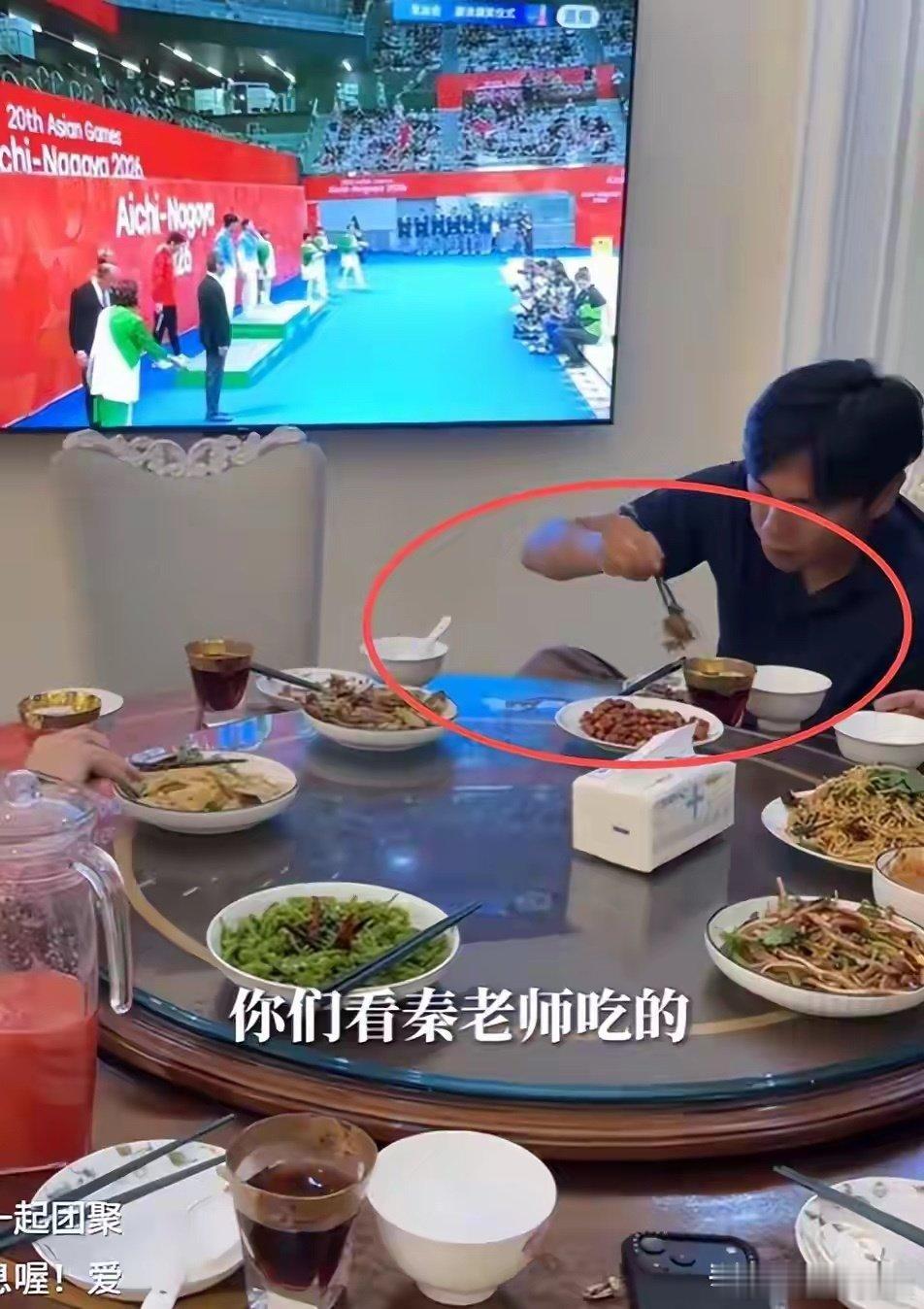 伊能静回沈阳婆家，公婆别墅豪华做6个菜招待，秦昊翘着腿埋头吃 ​
