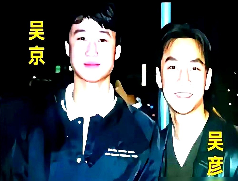 华语巷战天花板《杀破狼》那段后巷对决，当年差点因为没钱被资方直接砍掉。

电影拍到一半预算见底，甄子丹坚决反对删戏，认定这就是整部戏的灵魂。导演叶伟信索性决定不套招，要求两人直接真打。

甄子丹练了三十多年，吴京练了二十多年。短刀对警棍，招招往要害招呼。甩棍当场打断，吴京身上直接挂彩，整场戏没有一格