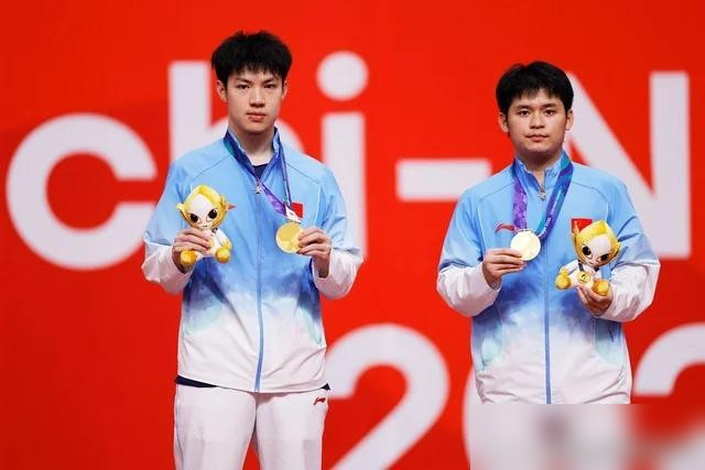 张本智和赛后一句话，撕开了中日乒乓的残酷真相。
他跟篠塚大登搭档，亚运男双决赛，一度2-1领先国乒小将林诗栋/黄友政，眼看就要摸到金牌。
结果呢？连输三局，最后一局甚至被打了个1-11，心态彻底崩了。
张本智和赛后倒是很坦诚，直接承认：我们是有机会的，但后面三局看到了实力上的差距。 他甚至点明