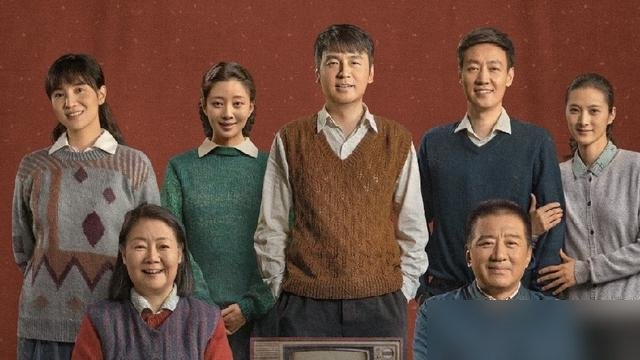 飞天奖颁完了，最大赢家居然是两年前的《人世间》。
宋佳刚凭张桂梅拿了视后，雷佳音早把周秉昆演成了大满贯，殷桃、萨日娜也没落下。一个剧组，四个主演，飞天、白玉兰、金鹰全齐了。内娱这么多年，头一回见。
更狠的是，宋佳跟雷佳音这俩“姐弟”，都是靠同一个角色一串三。别人拿一个奖费老劲，他俩把三大奖当集邮
