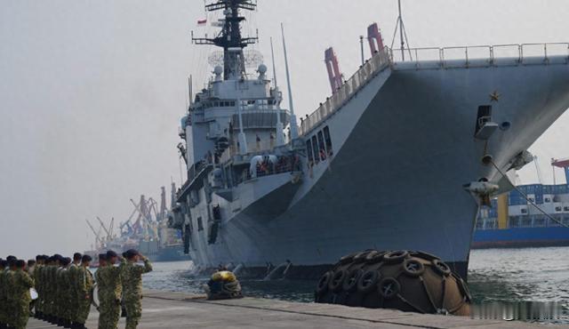 亚洲又多了一艘航空母舰[震惊]

一艘航母，不要钱，白送。9月18日，41岁舰龄的意大利退役航母加里波第号开进雅加达丹戎不碌港，印尼军方办了欢迎仪式，还准备给它改名加查·马达，9月25日换旗入列。
天下没有免费的午餐，先把账算清楚。
这艘舰1985年服役，满载排水量1.38万吨，2024年退役。停在