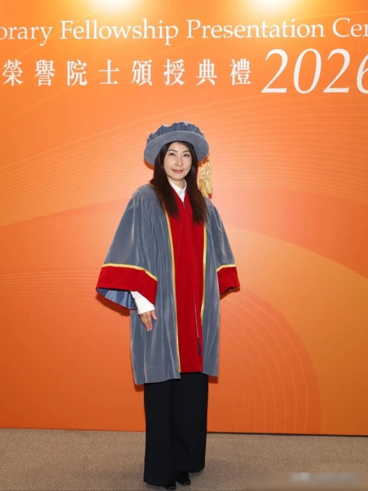 娜然又跟霍启山被拍到了，还是没同框。这已经是第几次了，没人记得清。
一个俄罗斯姑娘，演了苏妲己，靠一张脸杀进内娱。杂志封面拍着，Loro Piana活动走着，Valentino、Celine的场子也没落下。事业是往上走的，但每次跟霍家扯上关系，永远是“疑似”“被拍”“无回应”。
霍启山什么身份？