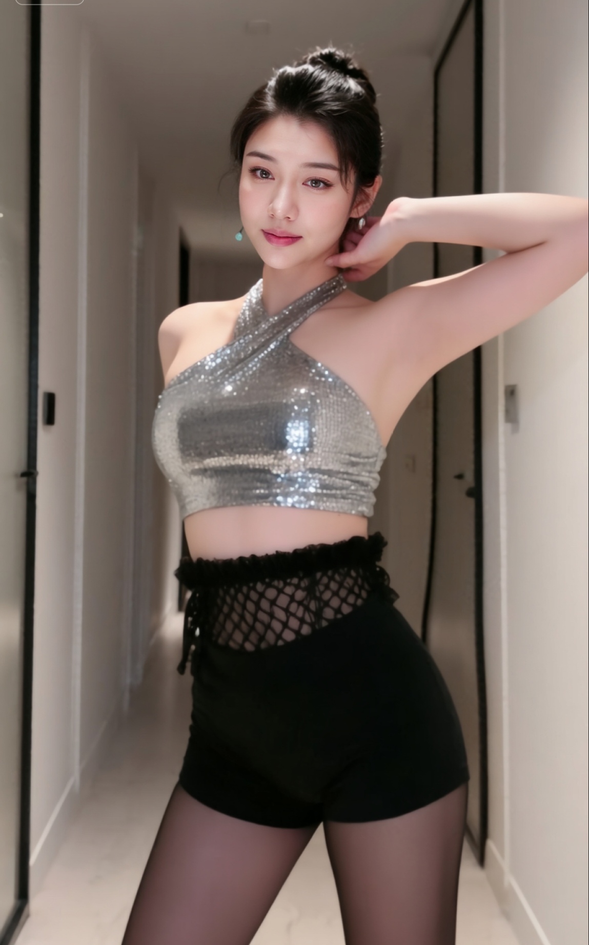 闪亮上衣配黑色短裤，这搭配真是时尚性感的绝杀！ 就像莫文蔚，穿黑色亮片...