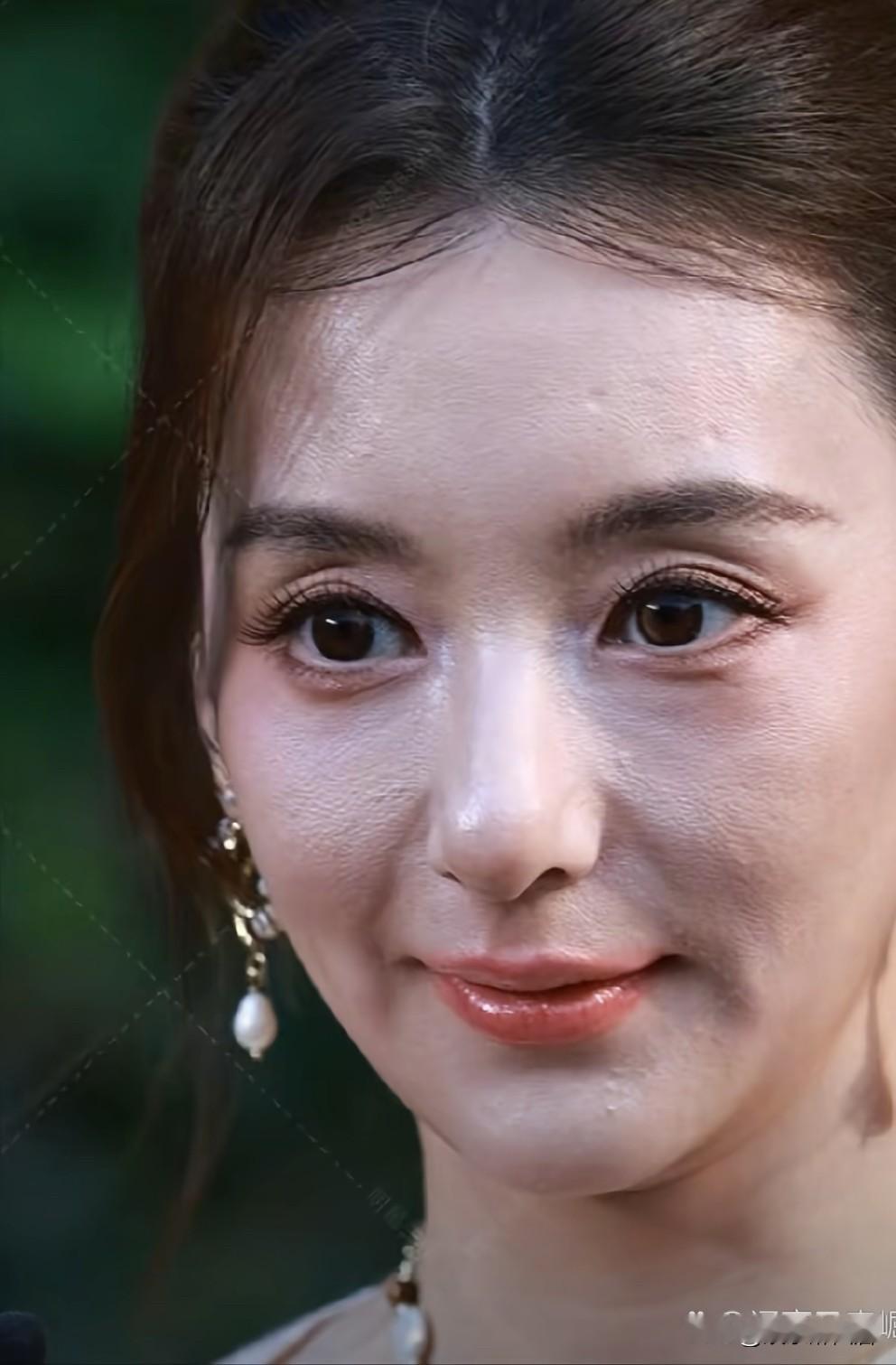皮笑肉不笑！方媛眼里已没有光，
我敢说方媛私下里绝对没有啥自己的社交圈，从真人秀到与郭天王出来社交就能看出一二，她的各种举动就像社恐一样唯唯诺诺，比较自卑，因为没啥真本事，光靠一身皮囊得来的荣华富贵总是不那么踏实的感觉，不过话说回来赢得郭天王的喜欢也是有点本事的，而且郭天王也就需要这样在家带孩子，出